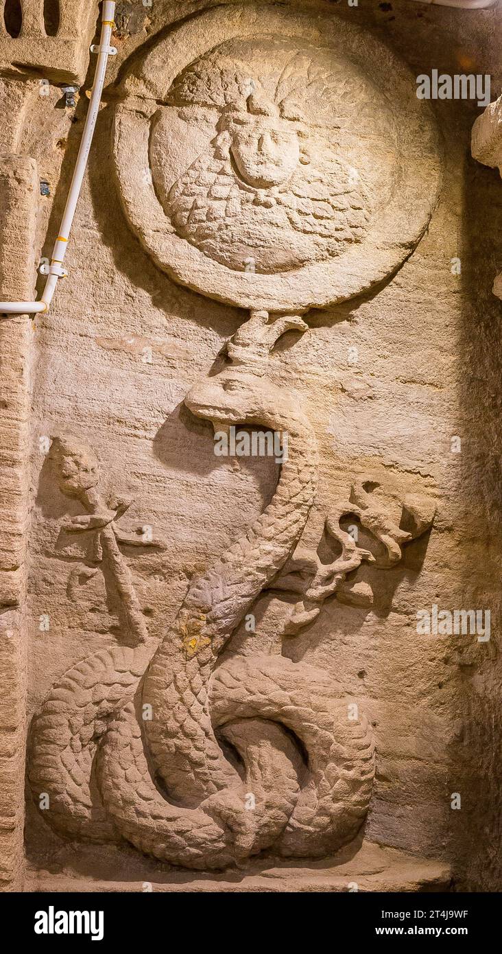 KOM el Shogafa Nekropole, Hauptgrab, zweiter Portikus: Agathodaemon-Schlange mit Caducaeus- und Thyrsos-Zeptern und Medusa-Kopf. Stockfoto