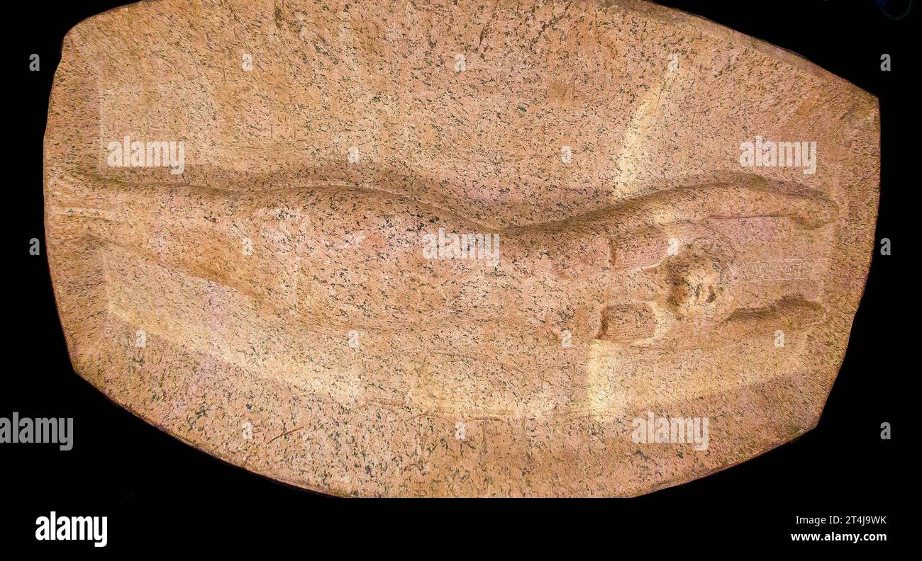 Kairo, Ägyptisches Museum, Granit-Sarkophag von König Psusennes I., wiederverwendet von König Merenptah. Im Inneren des Sarkophags liegt eine wunderschöne Göttin Nut. Stockfoto