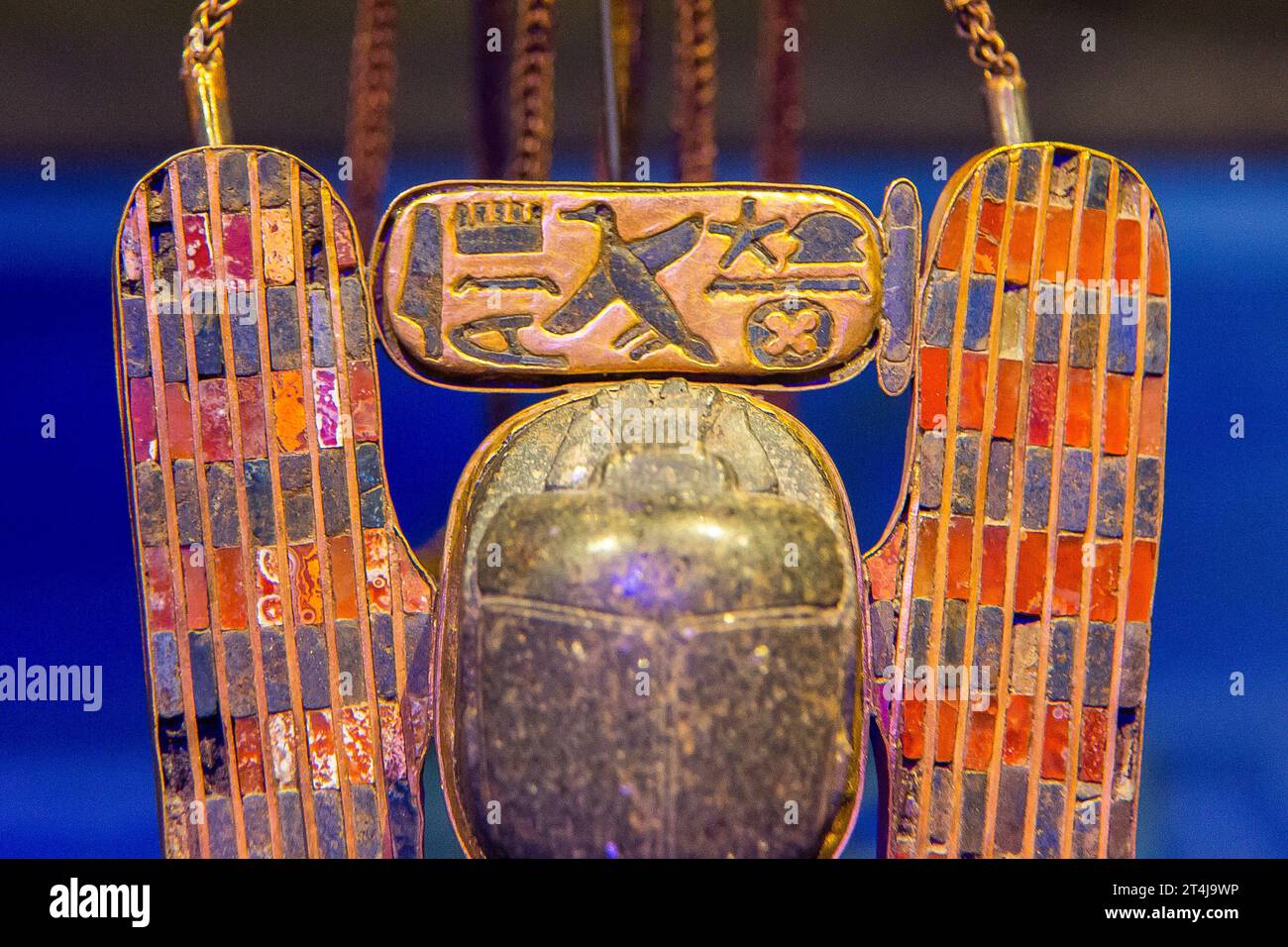 Kairo, Ägyptisches Museum, Begräbnis von Psusennes, Tanis: Pektoral in Form eines geflügelten Scarab, mit einem Chen-Zeichen und der Kartusche des Königs. Stockfoto