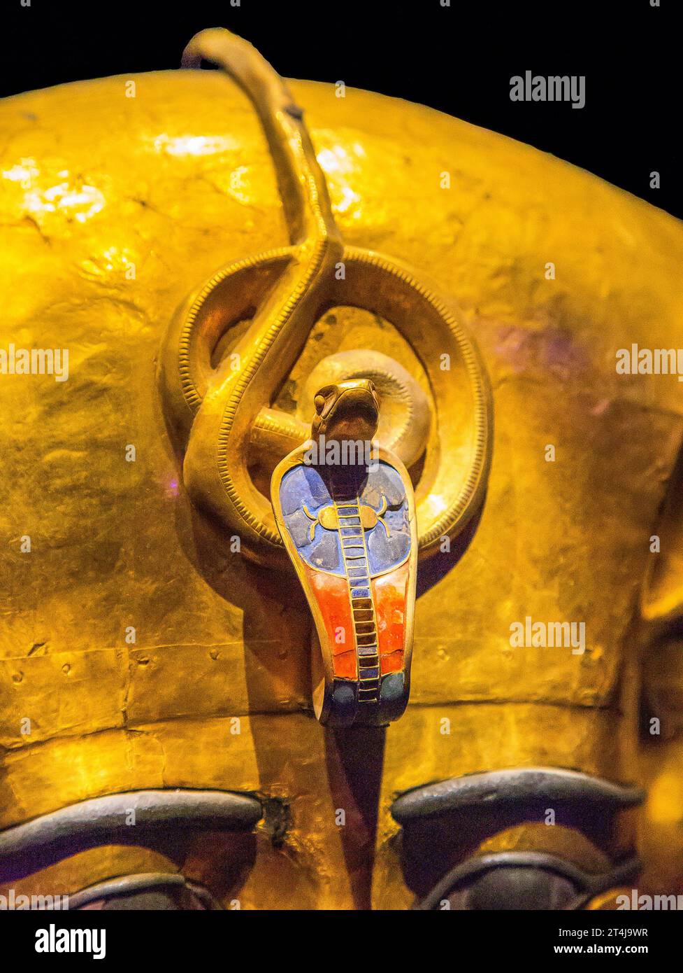 Ägypten, Kairo, Ägyptisches Museum, Grab des Königs Amenemope, Tanis: Uraues, auf dem oberen Teil des vergoldeten Holzsargs. Stockfoto