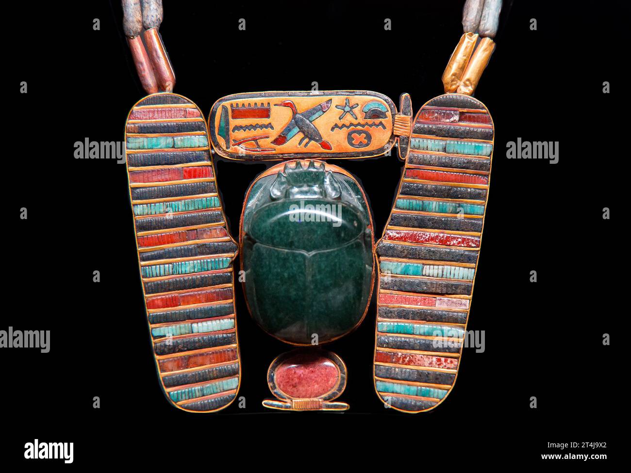 Kairo, Ägyptisches Museum, Begräbnis von Psusennes I., Tanis : Bruststück in Form eines geflügelten Scarab, mit einem Chen-Zeichen und der Kartusche des Königs. Stockfoto