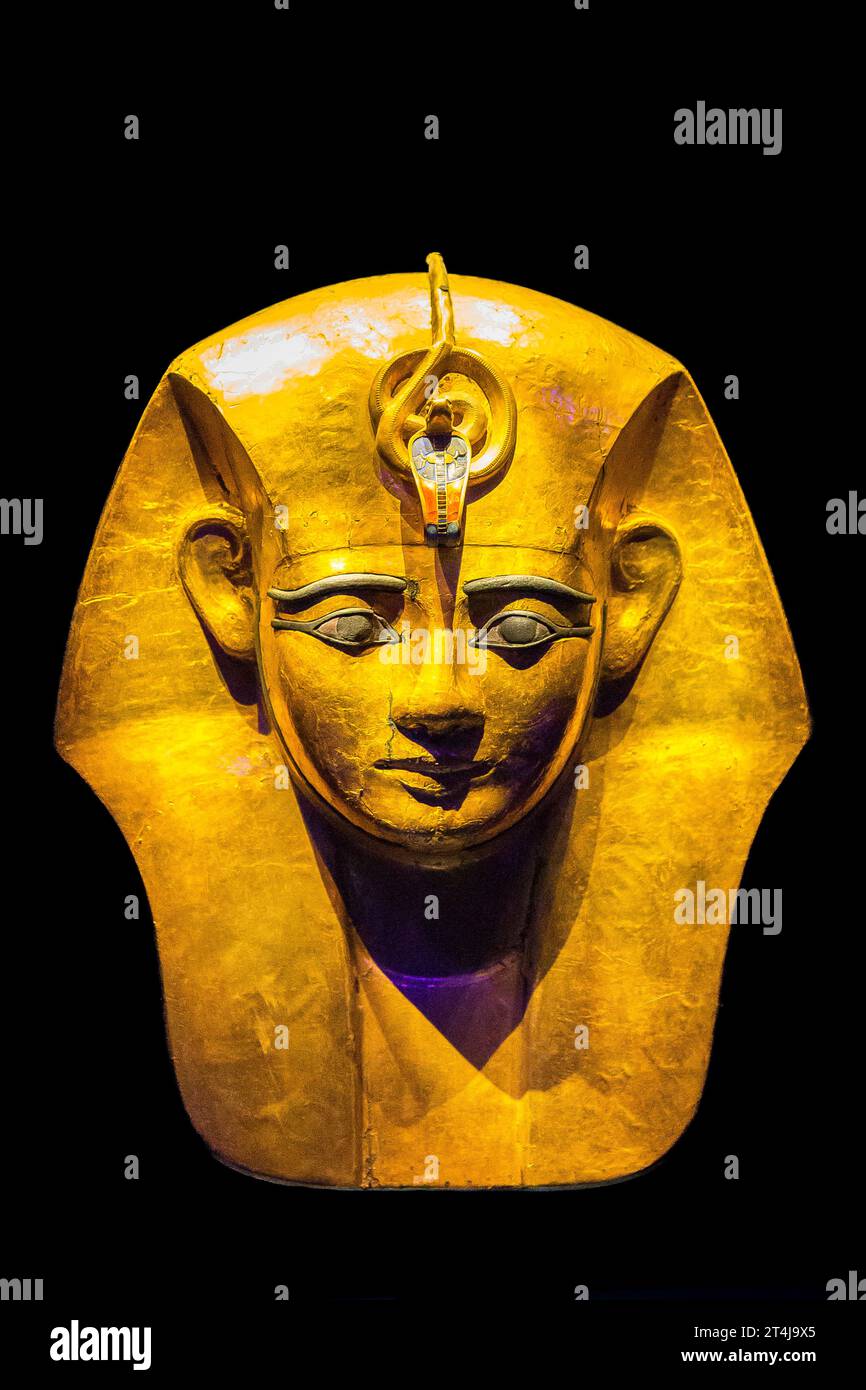 Ägypten, Kairo, Ägyptisches Museum, Grab des Königs Amenemope, Tanis: Oberer Teil des vergoldeten Holzsargs. Stockfoto