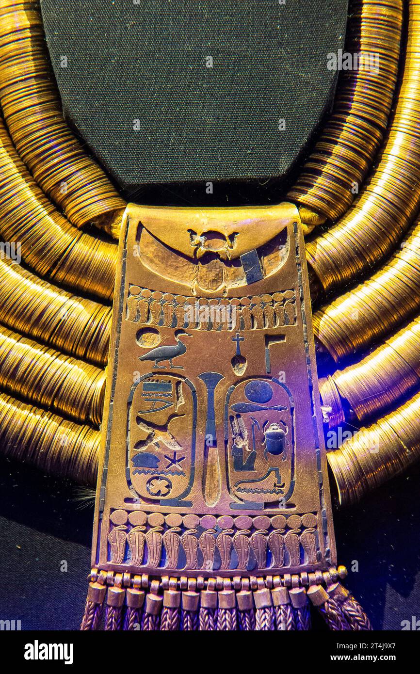Kairo, Ägyptisches Museum, gefunden in der königlichen Nekropole von Tanis, Begräbnis des Königs Psusennes I.: Shebiu Kragen, mit Kartuschen des Königs. Stockfoto