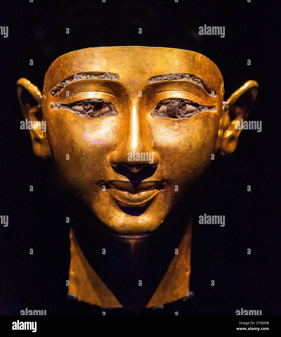 Ägypten, Kairo, Ägyptisches Museum, Begräbnis von Wendjebauendjed, Tanis: Goldene Maske, die den oberen Teil des Sarges bedeckt. Stockfoto