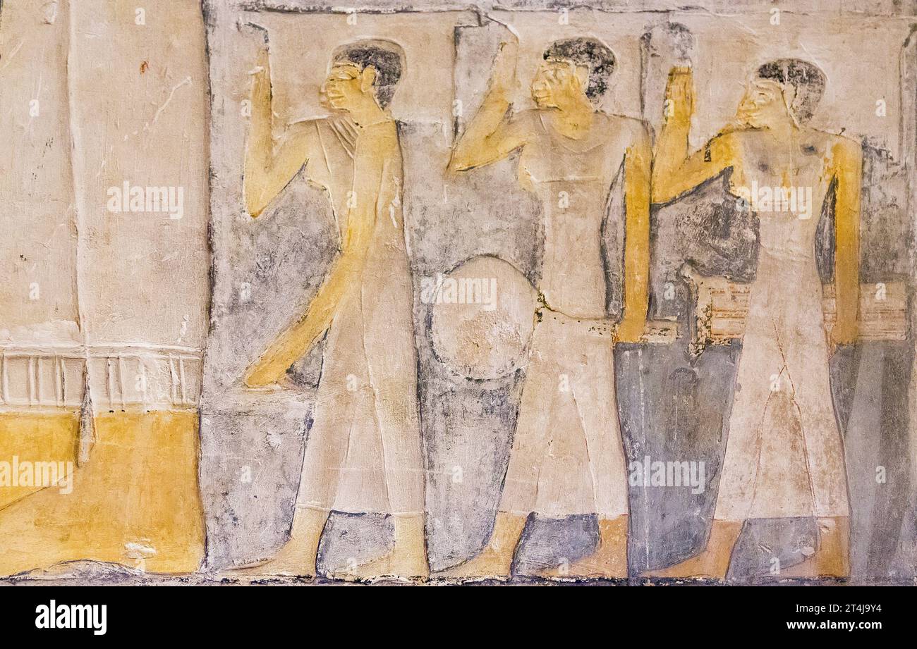 Ägypten, Sakkara, Grab von Mehu, Diener, die Möbel und einen Spiegel bringen. Stockfoto
