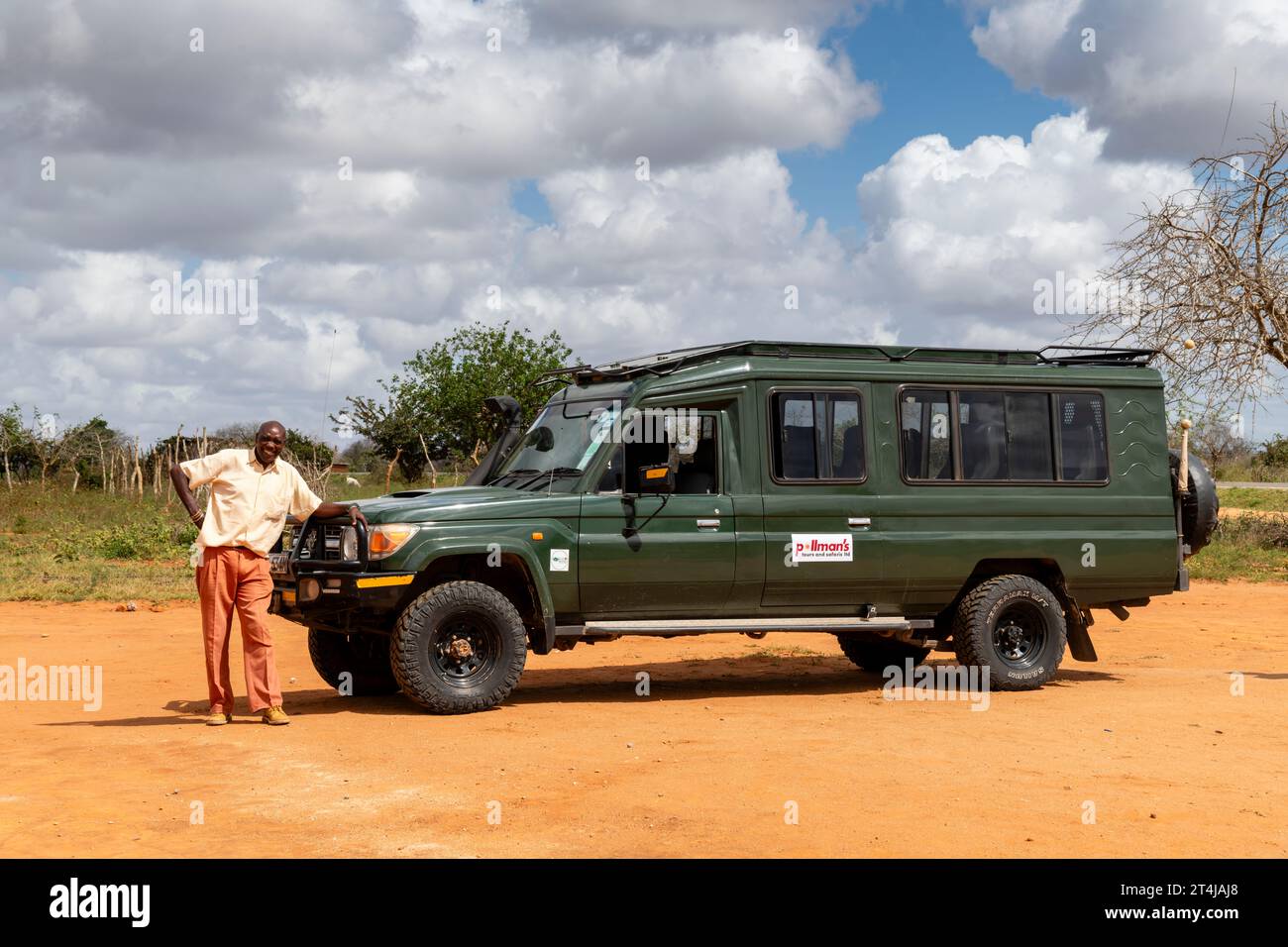 Tsavo Est, Kenia, Afrika, 19. August 2023, afrikanischer Safariführer vor seinem Geländefahrzeug Stockfoto