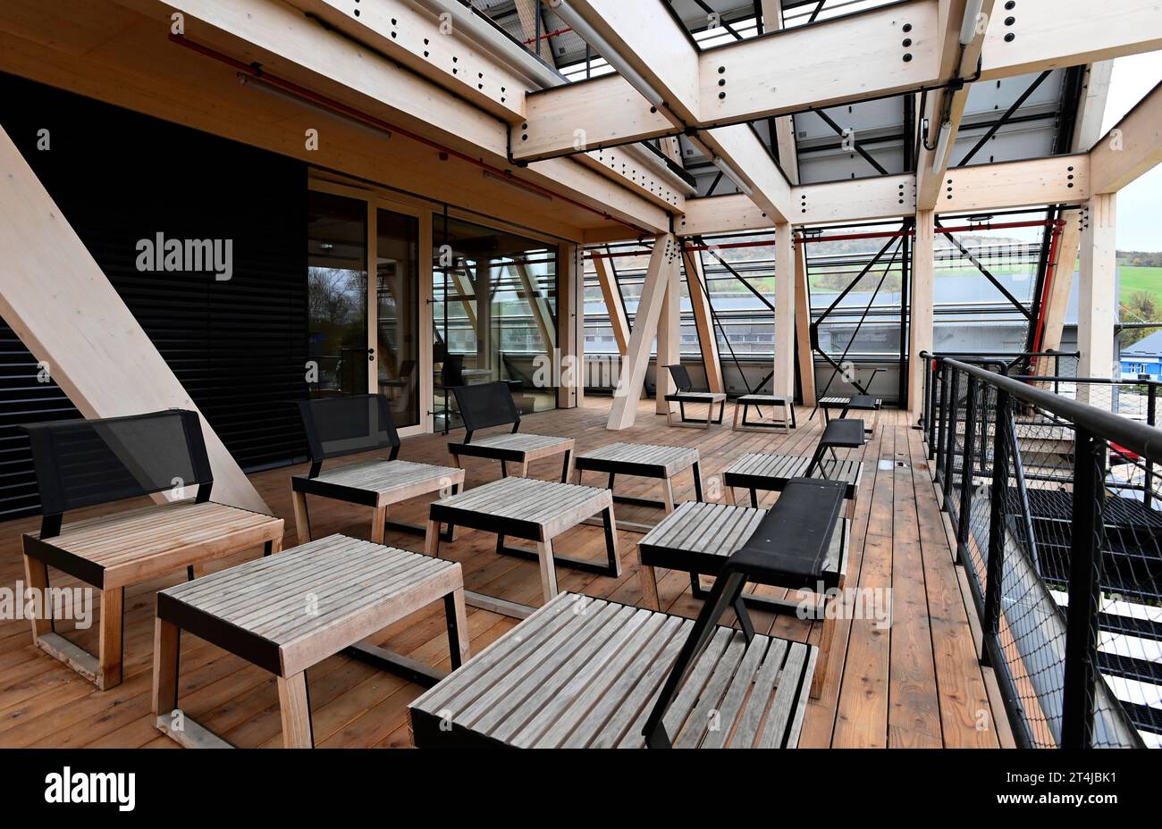 Der renommierte Architecture Grand Prix 2023 ging an das mjolk Architects Studio für den Hauptsitz des Forstunternehmens Kloboucka lesni in Broumov, Region Zlin, Tschechische Republik, am 31. Oktober 2023. Der neue Hauptsitz von Kloboucka Lesni mit einer Fläche von 1.000 Quadratmetern verkörpert die Leitprinzipien nachhaltiger Gestaltung. Das Gebäude ist eine Kombination aus modernen technischen Lösungen und gesundem Menschenverstand. Der modulare Aufbau bietet eine große Variabilität der Verwendung, selbst bei zukünftigen Funktionsänderungen. (CTK Photo/Dalibor Gluck) Stockfoto Der renommierte Architecture Grand Prix 2023 ging an das mjolk Architects Studio für den Hauptsitz des Forstunternehmens Kloboucka lesni in Broumov, Region Zlin, Tschechische Republik, am 31. Oktober 2023. Der neue Hauptsitz von Kloboucka Lesni mit einer Fläche von 1.000 Quadratmetern verkörpert die Leitprinzipien nachhaltiger Gestaltung. Das Gebäude ist eine Kombination aus modernen technischen Lösungen und gesundem Menschenverstand. Der modulare Aufbau bietet eine große Variabilität der Verwendung, selbst bei zukünftigen Funktionsänderungen. (CTK Photo/Dalibor Gluck) Stockfoto