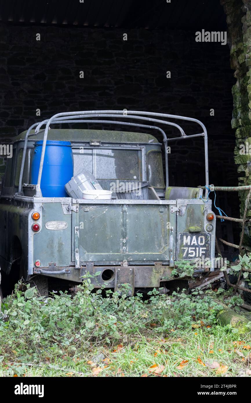 Der alte Land Rover der 2. Serie wurde in einer Bauernscheune aufgegeben. Cumbria, Großbritannien. Stockfoto