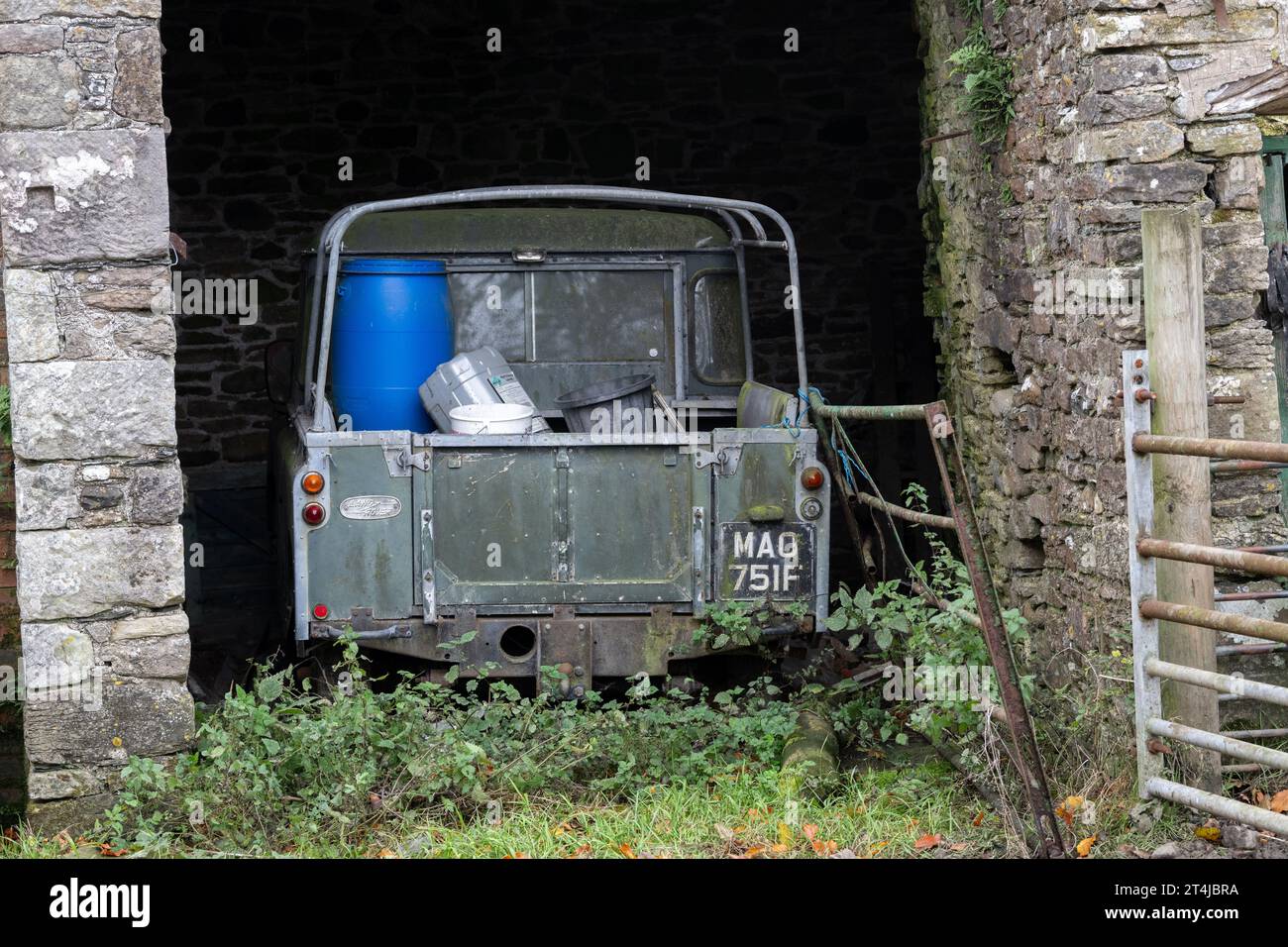 Der alte Land Rover der 2. Serie wurde in einer Bauernscheune aufgegeben. Cumbria, Großbritannien. Stockfoto