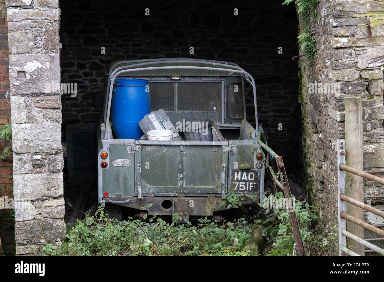 Der alte Land Rover der 2. Serie wurde in einer Bauernscheune aufgegeben. Cumbria, Großbritannien. Stockfoto