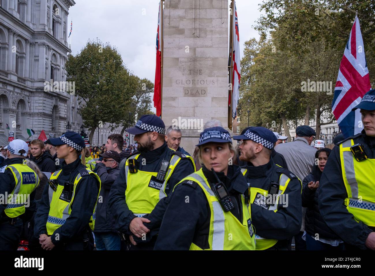 Tausende marschieren durch Zentral-London, um gegen Israels Militäraktion gegen die Hamas in Gaza zu protestieren. Stockfoto