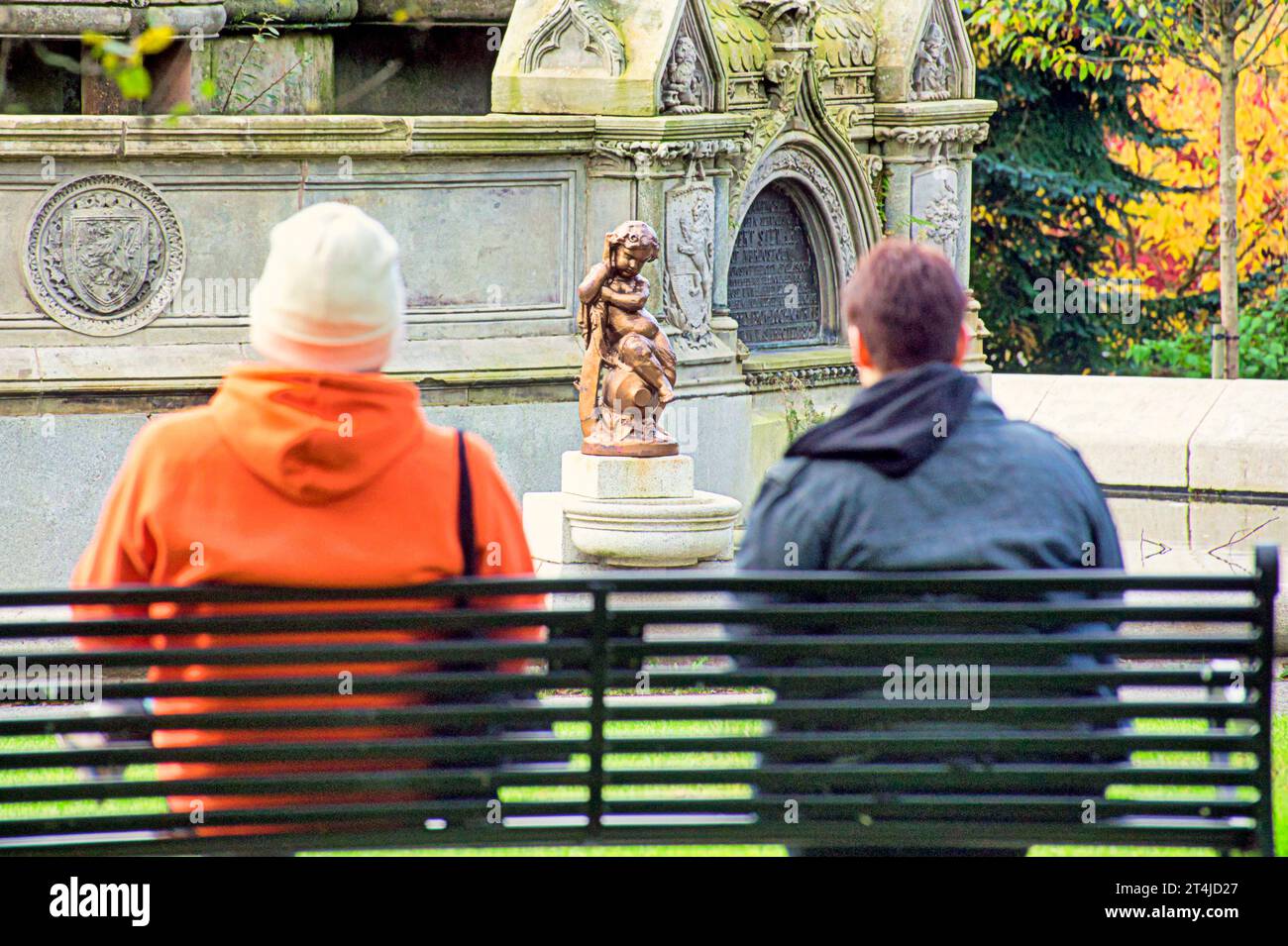 Glasgow, Schottland, Großbritannien. 31. Oktober 2023. Wetter in Großbritannien: Der reid Brunnen Cherub wirkt seine Magie. Sonniger herbstlicher Tag sah eine Fülle von Farben im kelvingrove Park zu halloween . Credit Gerard Ferry/Alamy Live News Stockfoto