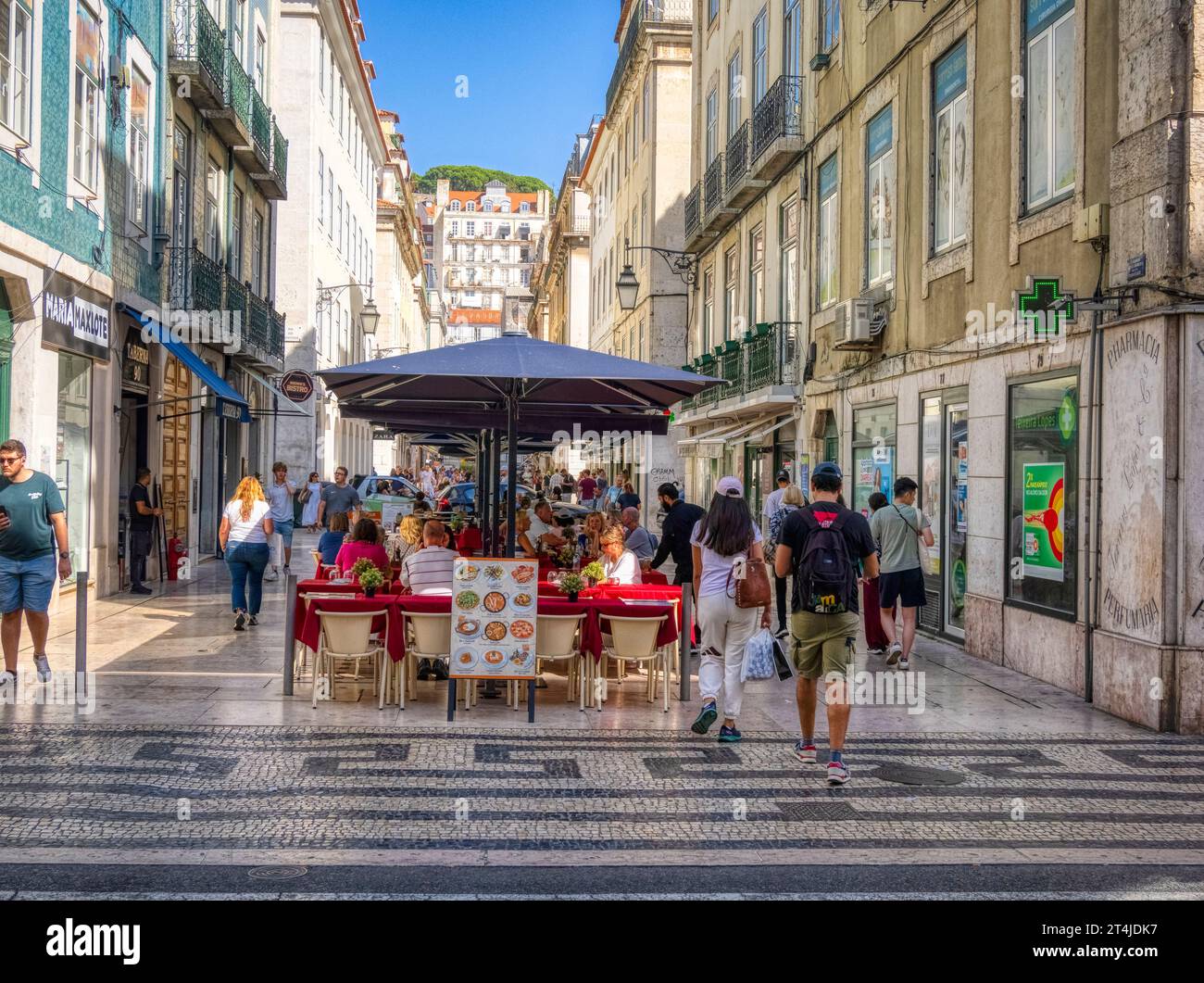 Straßencafe im Freien im zentralen Stadtteil Baixa von Lissabon Portugal Stockfoto
