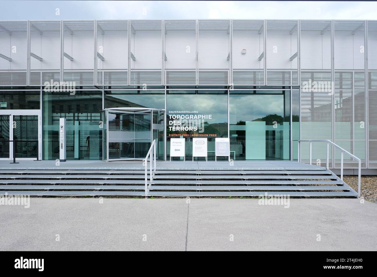 Berlin, Deutschland, 26. Mai 2022, Eingang zum Hauptgebäude der Topographie des Terrors mit Dauerausstellung. Stockfoto