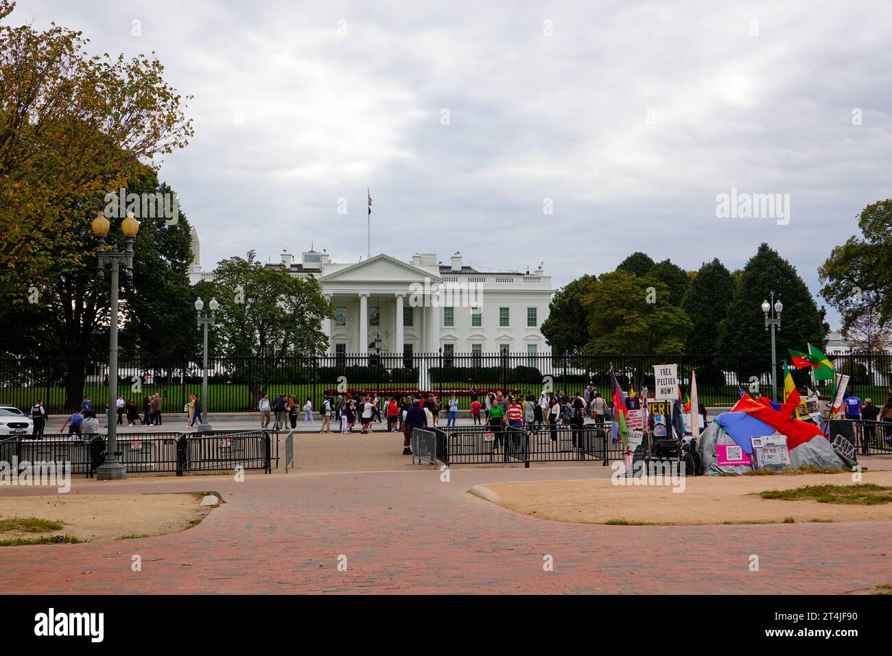 Weißes Haus, Haus, Büro, Präsident der Vereinigten Staaten, Pennsylvania, Avenue, Washington, DC, USA, vom Lafayette Square aus gesehen mit Touristen. Stockfoto