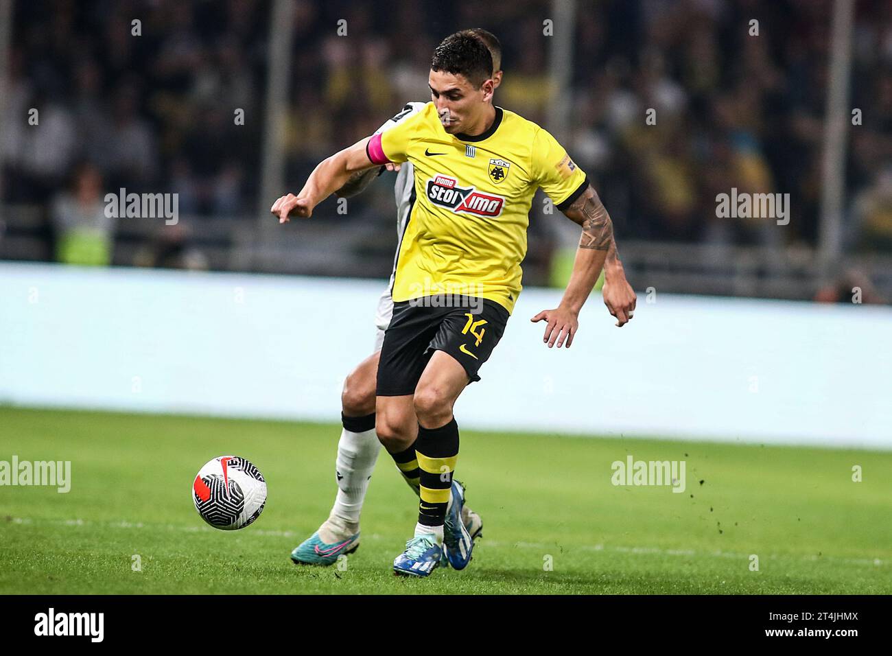 Athen, Griechenland. 30. Oktober 2023. AEK's Ezequiel Ponce spielte bei einem Spiel der griechischen Superliga zwischen AEK FC und PAOK FC. (Kreditbild: © Giannis Papanikos/ZUMA Press Wire) NUR REDAKTIONELLE VERWENDUNG! Nicht für kommerzielle ZWECKE! Stockfoto