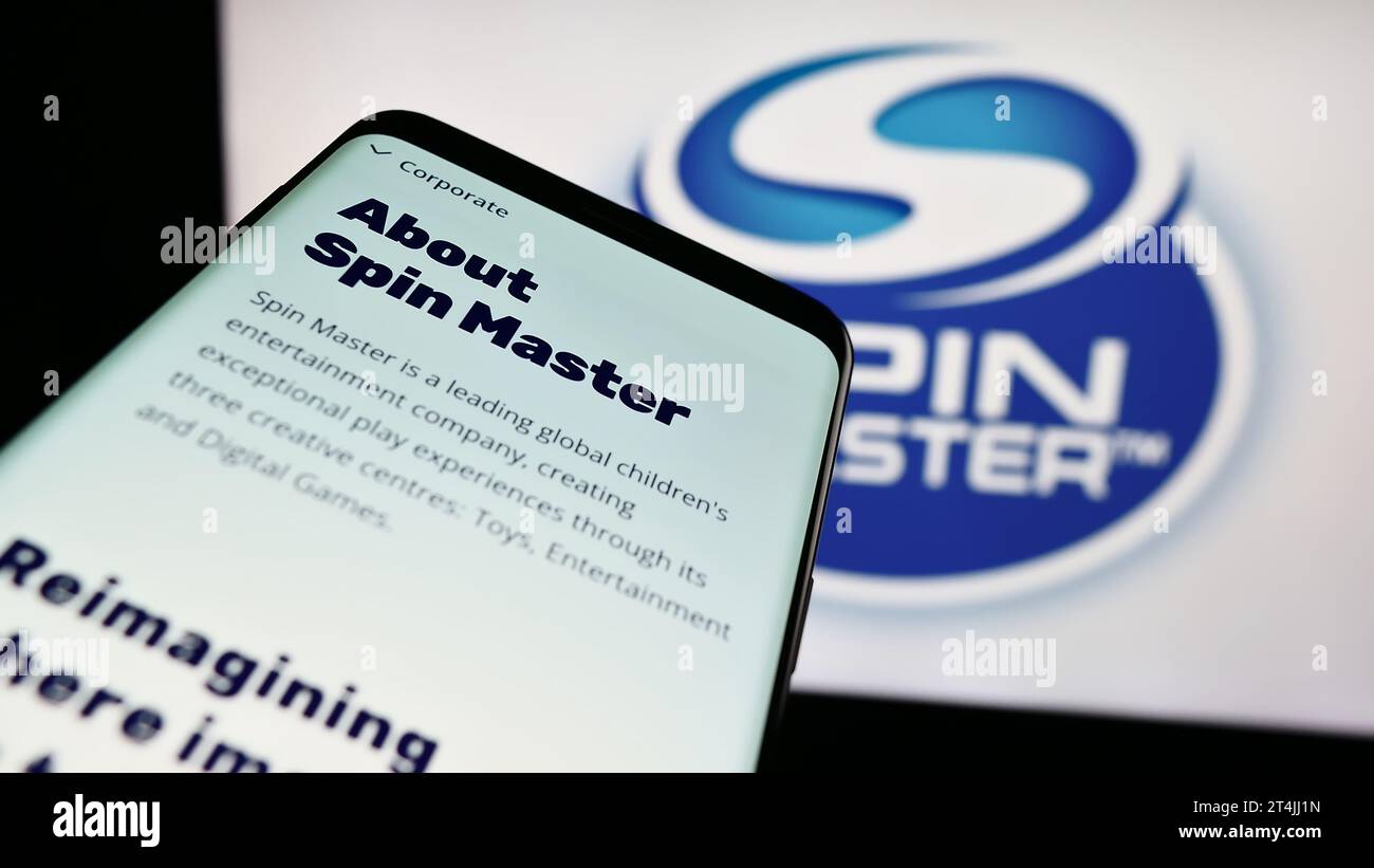 Smartphone mit Website des kanadischen Spielzeug- und Unterhaltungsunternehmens Spin Master Corp. Vor dem Logo. Fokussieren Sie sich oben links auf der Telefonanzeige. Stockfoto