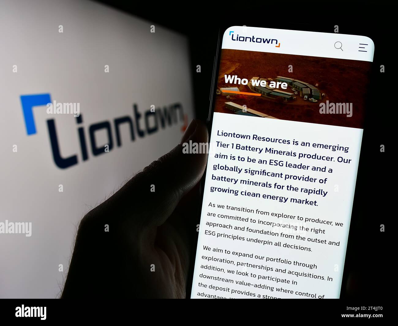 Person, die ein Handy hält, mit Webseite des australischen Bergbauunternehmens Liontown Resources Limited vor dem Logo. Konzentrieren Sie sich auf die Mitte des Telefondisplays. Stockfoto