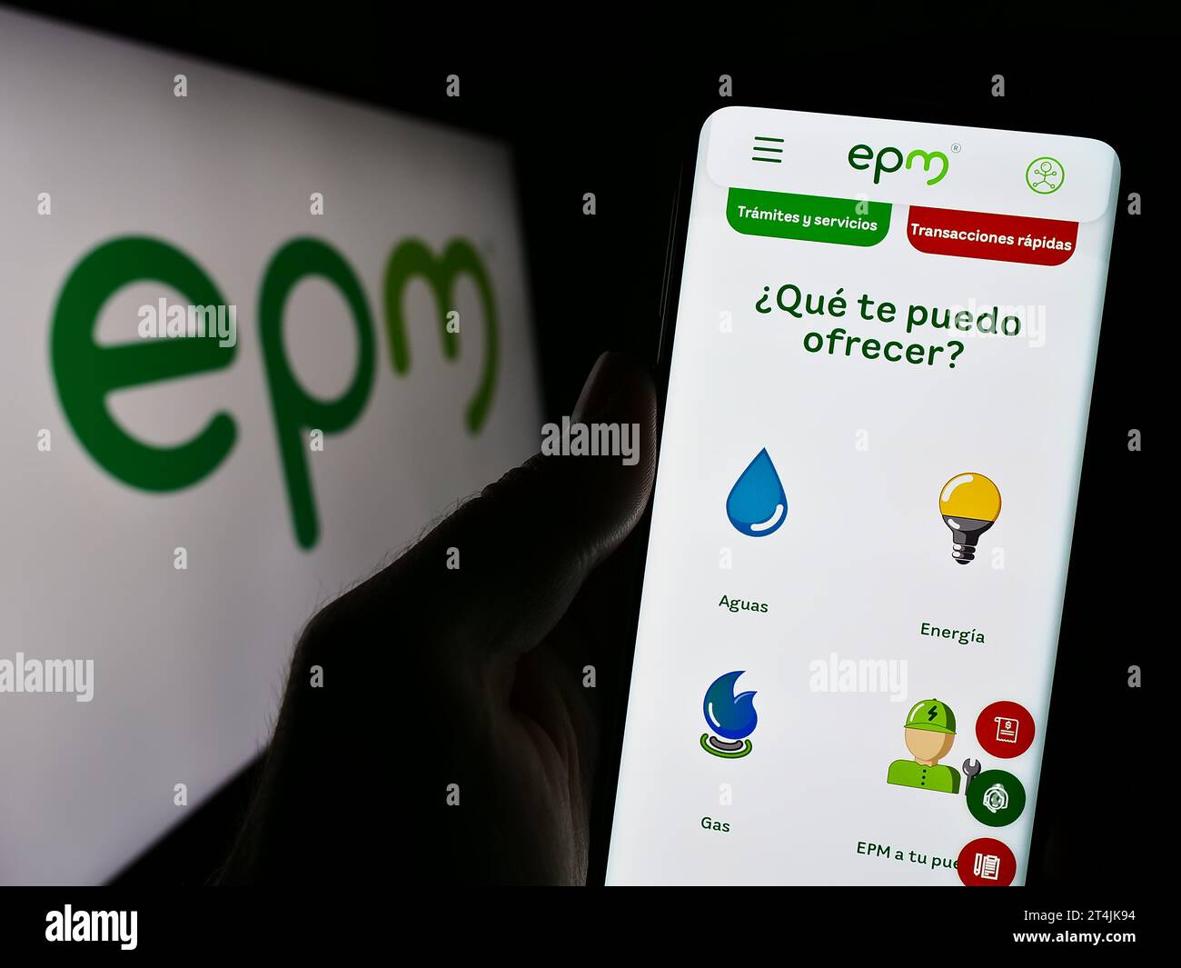 Person mit Smartphone und Webseite des kolumbianischen Unternehmens Empresas Publicas de Medellin (EPM) mit Logo. Konzentrieren Sie sich auf die Mitte des Telefondisplays. Stockfoto