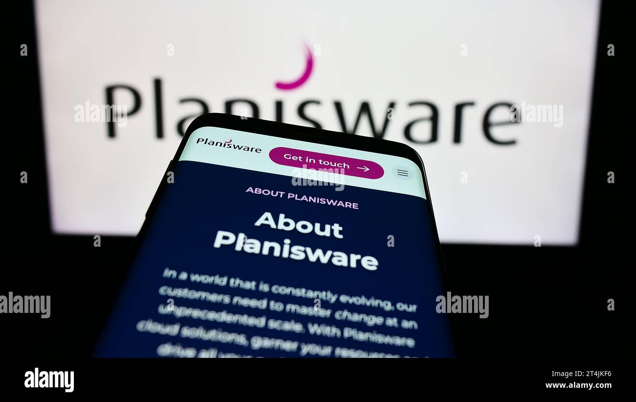 Mobiltelefon mit Website des französischen Softwareunternehmens Planisware SAS vor dem Firmenlogo. Fokussieren Sie sich oben links auf der Telefonanzeige. Stockfoto