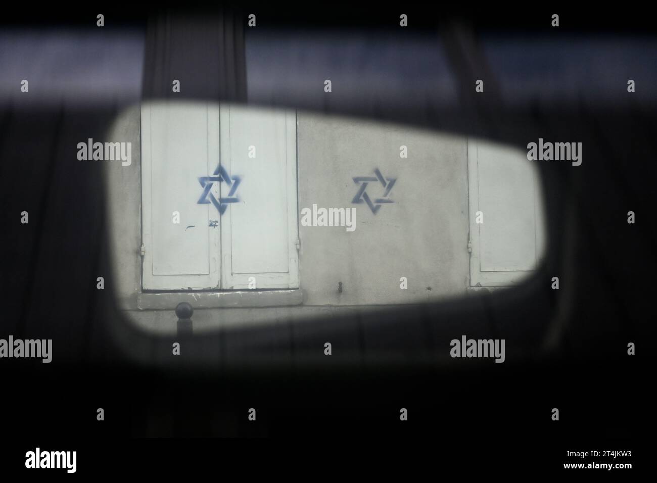 Paris, Frankreich. 31. Oktober 2023. Julien Mattia/Le Pictorium - antisemitische Tags für Davidsterne - 31/10/2023 - Frankreich/Ile-de-France (Region)/Paris - Bewohner des 14. Arrondissements von Paris erwachten am 31. Oktober 2023 mit antisemitischen Tags, die Davidsterne darstellen. Quelle: LE PICTORIUM/Alamy Live News Stockfoto