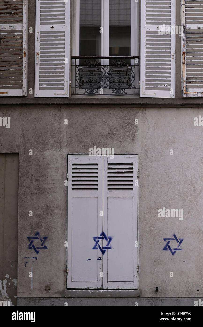 Paris, Frankreich. 31. Oktober 2023. Julien Mattia/Le Pictorium - antisemitische Tags für Davidsterne - 31/10/2023 - Frankreich/Ile-de-France (Region)/Paris - Bewohner des 14. Arrondissements von Paris erwachten am 31. Oktober 2023 mit antisemitischen Tags, die Davidsterne darstellen. Quelle: LE PICTORIUM/Alamy Live News Stockfoto