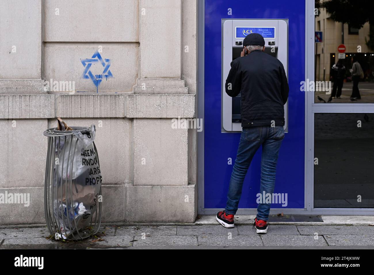 Paris, Frankreich. 31. Oktober 2023. Julien Mattia/Le Pictorium - antisemitische Tags für Davidsterne - 31/10/2023 - Frankreich/Ile-de-France (Region)/Paris - Bewohner des 14. Arrondissements von Paris erwachten am 31. Oktober 2023 mit antisemitischen Tags, die Davidsterne darstellen. Quelle: LE PICTORIUM/Alamy Live News Stockfoto