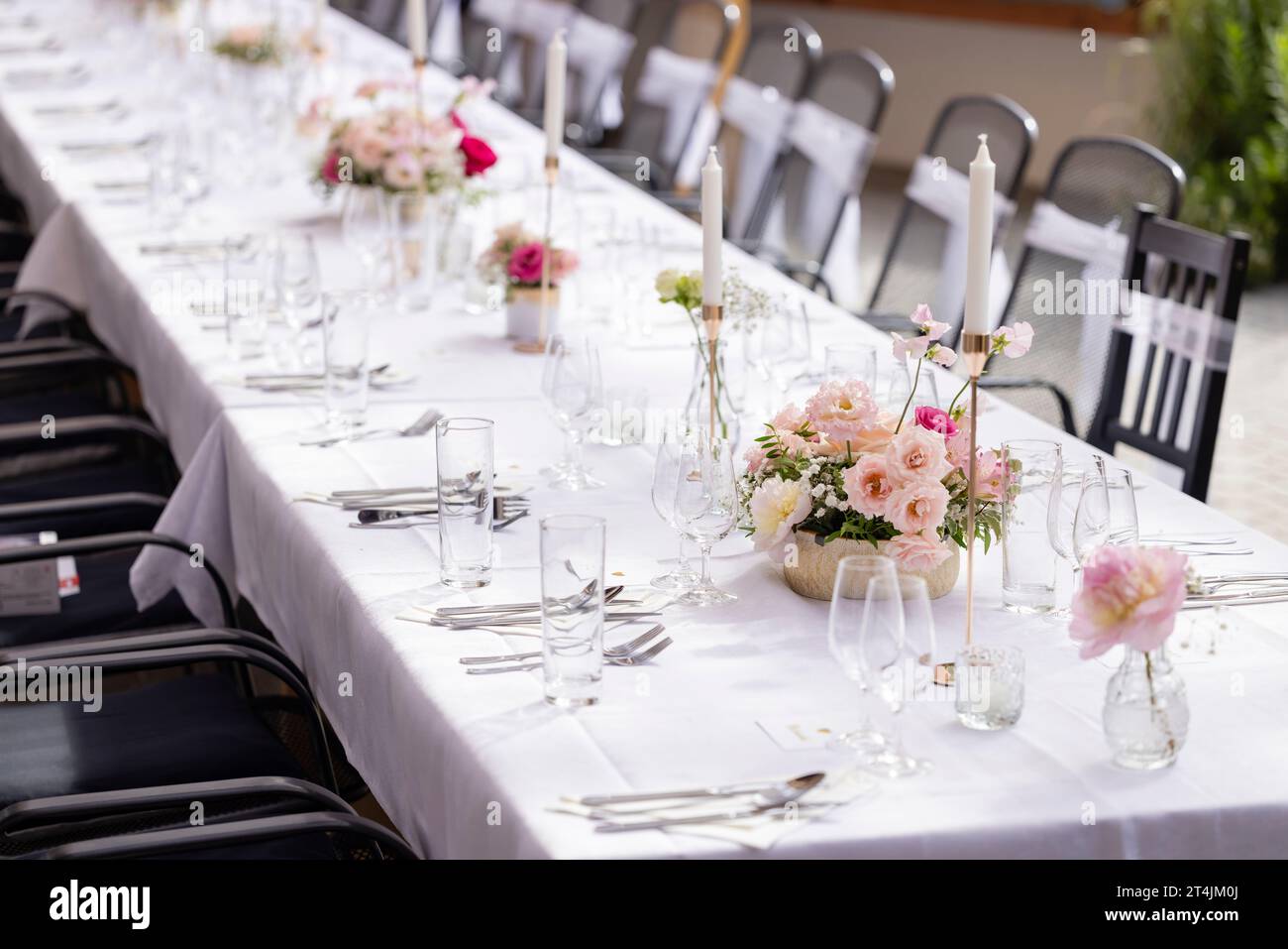 Hochzeitstisch mit rosa Blumen Stockfoto