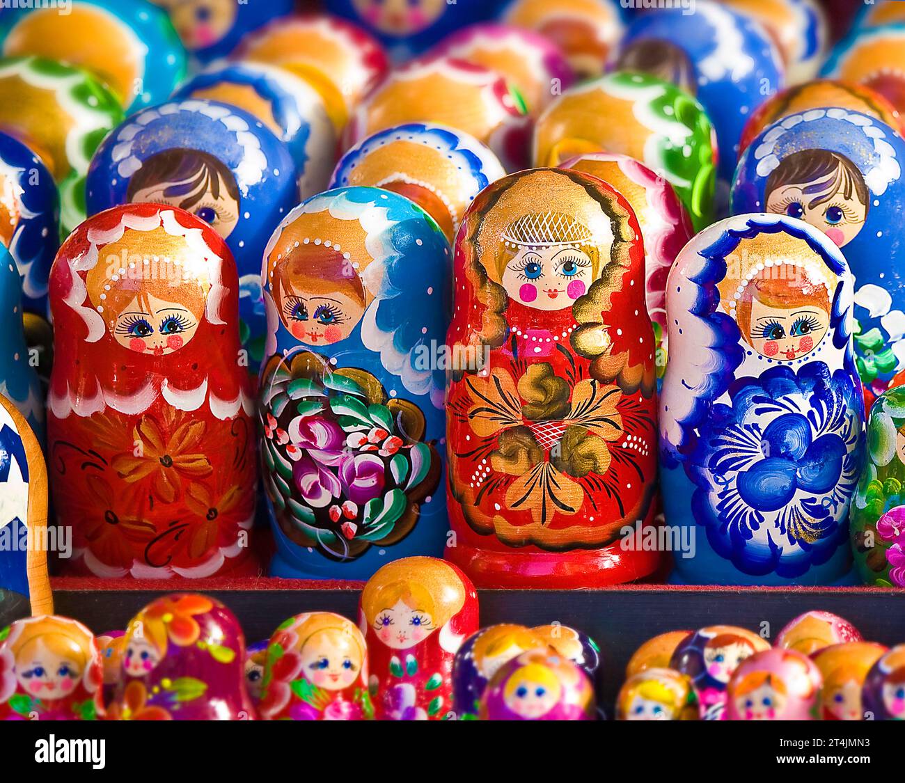 Russische Nistpuppen auf einem Markt in Moskau, Russland Stockfoto