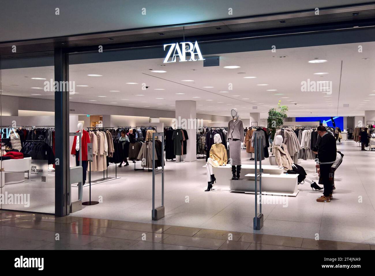 Zara Mode- und Fashion-Store. Zara ist ein Fast-Fashion-Unternehmen, das über ein eigenes Netz von Ladengeschäften und einen Onlineshop weltweit preisgünstige Bekleidung, Accessoires und Schuhe für Damen, Herren und Kinder verkauft. Zara ist die bekannteste Produktions- und Verkaufskette des von Amancio Ortega und Rosalia Mera gegründeten börsennotierten spanischen Inditex-Konzerns *** Zara ist ein Mode- und Modegeschäft Zara ist ein Fast-Fashion-Unternehmen, das billige Kleidung, Accessoires und Schuhe für Frauen verkauft. Männer und Kinder weltweit über ein eigenes Netzwerk von Geschäften und einen Online-Shop ZAR Stockfoto