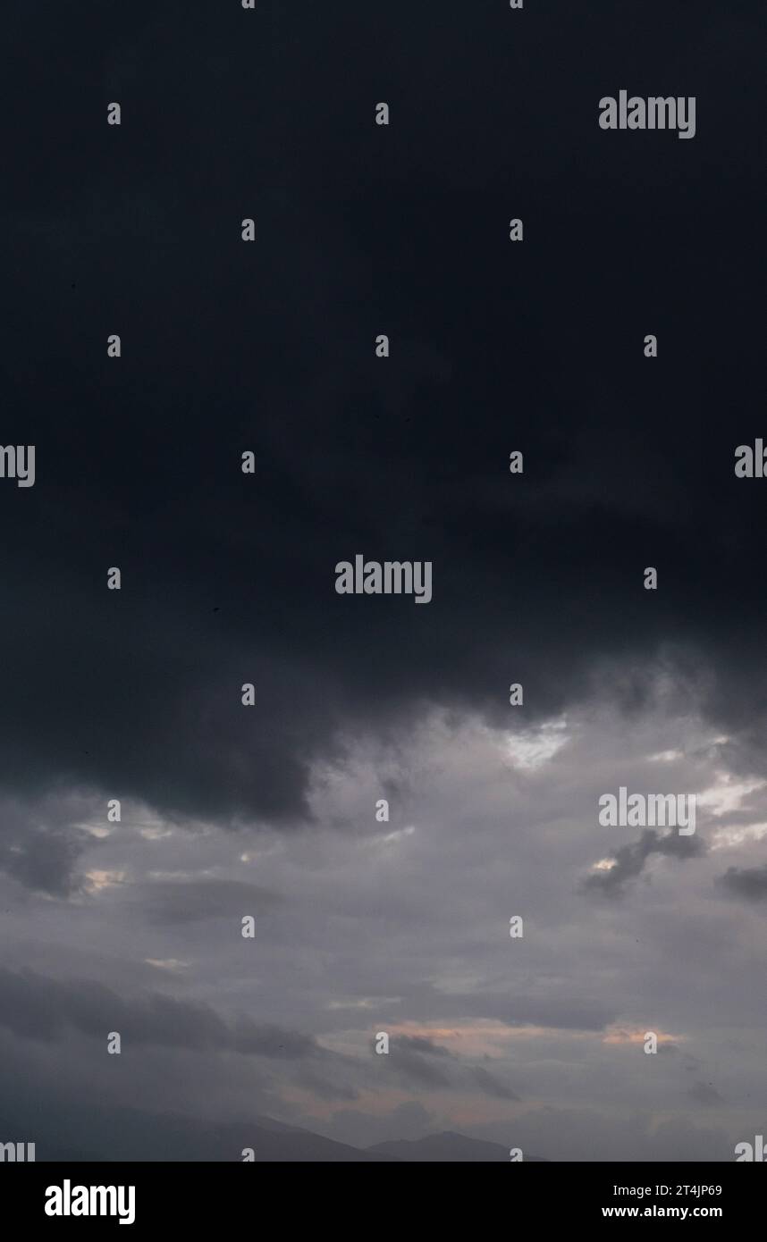 Dramatisch stürmische Wolkenlandschaft. Extremer Wetterhintergrund. Stockfoto