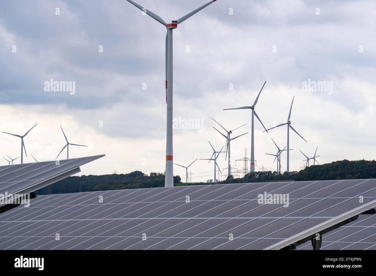 Windpark und Photovoltaik-Großanlage nordöstlich von Bad Wünnenberg, in der Nähe des Dorfes Elisenhof, an der Autobahn A44, NRW Stockfoto