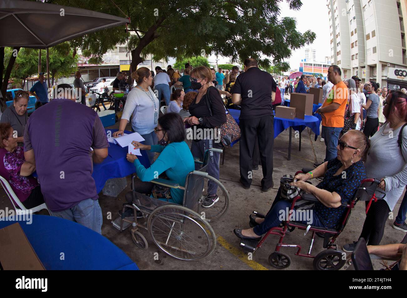 MARACAIBO-VENEZUELA-22-102023-Eine venezolanische Frau mit einer Behinderung übt ihre Stimme während der Vorwahlen der Opposition aus, die dem Präsidenten gegenüber gegenübersteht Stockfoto