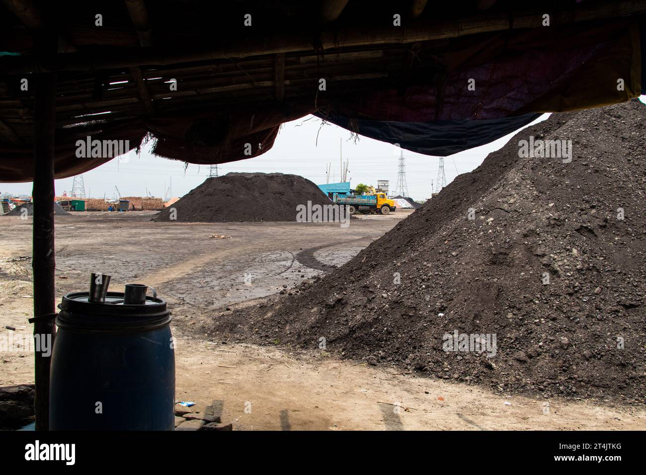 Größter Kohlegeschäftsplatz in Bangladesch. Dieses Bild wurde am 29. Mai 2022 aus Gabtoli in Bangladesch aufgenommen Stockfoto