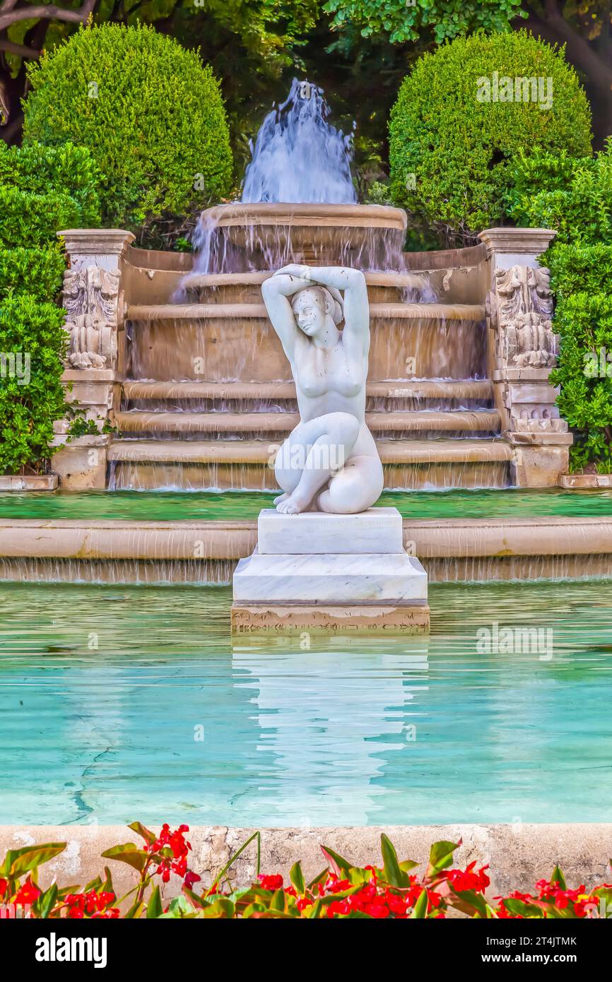 Bild einer Skulptur in einem Park in Barcelona tagsüber Stockfoto