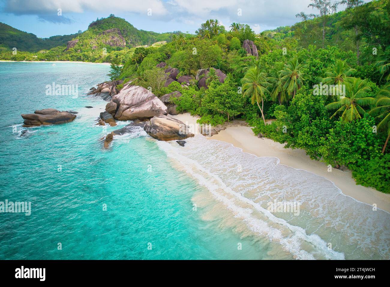 Drohne von baie lazare Beach, riesige Granitsteine, weißer Sandstrand, türkisfarbenes Wasser, Kokospalmen, sonniger Tag, Mahe Seychellen Stockfoto