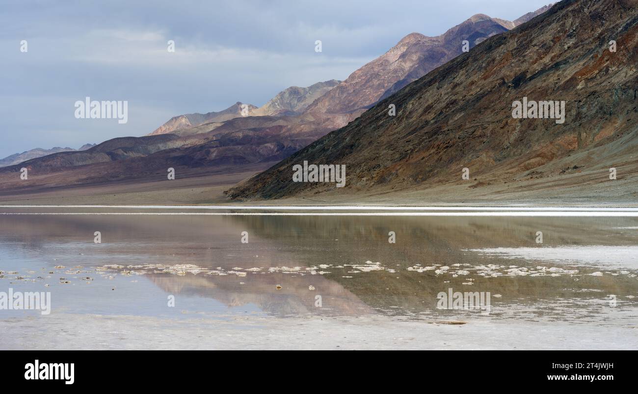 Badwater Pano im Death Valley. Ein flacher See hat sich nach starkem Regen in den letzten Monaten gebildet. Niedrigster Punkt unter dem Meeresspiegel in Nordamerika. Stockfoto