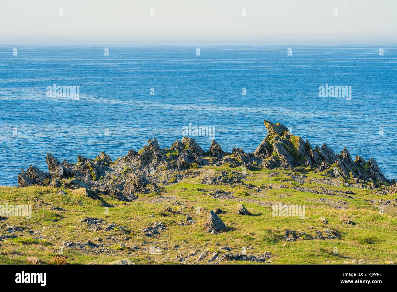 Landschaft mit ungewöhnlichen Felsformationen gegen das Meer. Atlantikküste in Galicien, Spanien Stockfoto