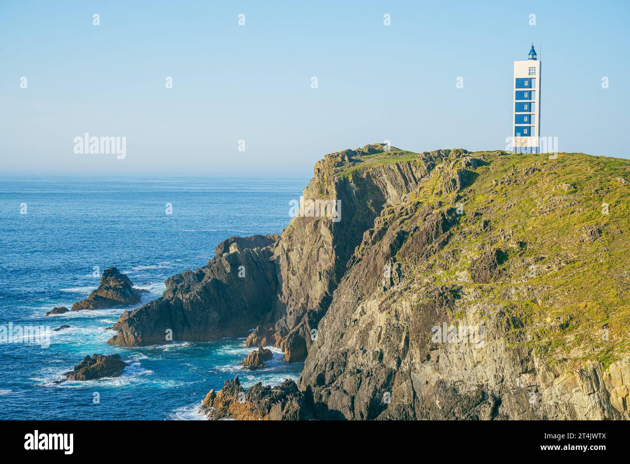 Wunderschöne Landschaft an der Atlantikküste mit gefährlichen Klippen und einem modernen Leuchtturm auf einer Landzunge Stockfoto