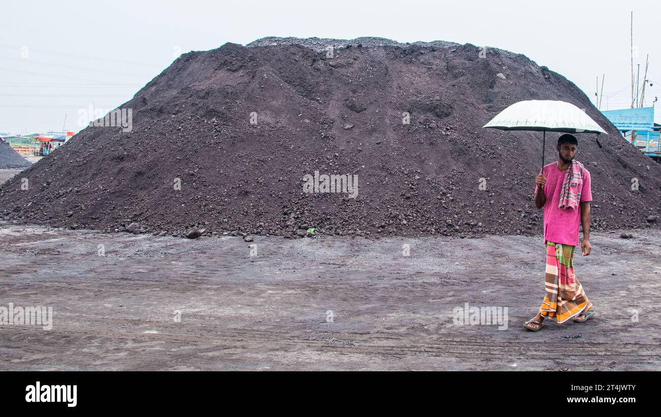 Größter Kohlegeschäftsplatz in Bangladesch. Dieses Bild wurde am 29. Mai 2022 aus Gabtoli in Bangladesch aufgenommen Stockfoto