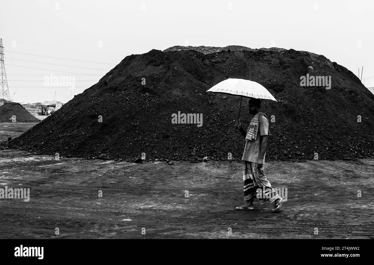 Größter Kohlegeschäftsplatz in Bangladesch. Dieses Bild wurde am 29. Mai 2022 aus Gabtoli in Bangladesch aufgenommen Stockfoto