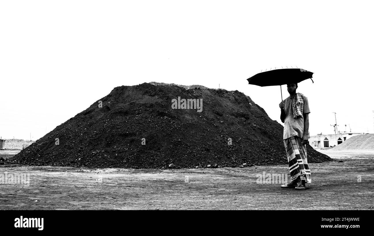 Größter Kohlegeschäftsplatz in Bangladesch. Dieses Bild wurde am 29. Mai 2022 aus Gabtoli in Bangladesch aufgenommen Stockfoto