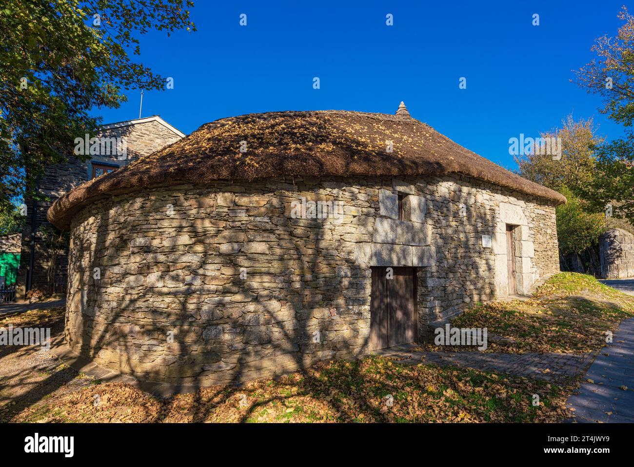 O Cebreiro, Spanien. Oktober 2023. Traditionelles Haus, bekannt als Palloza in der Region OS Ancares, Provinz Lugo, Galicien Stockfoto