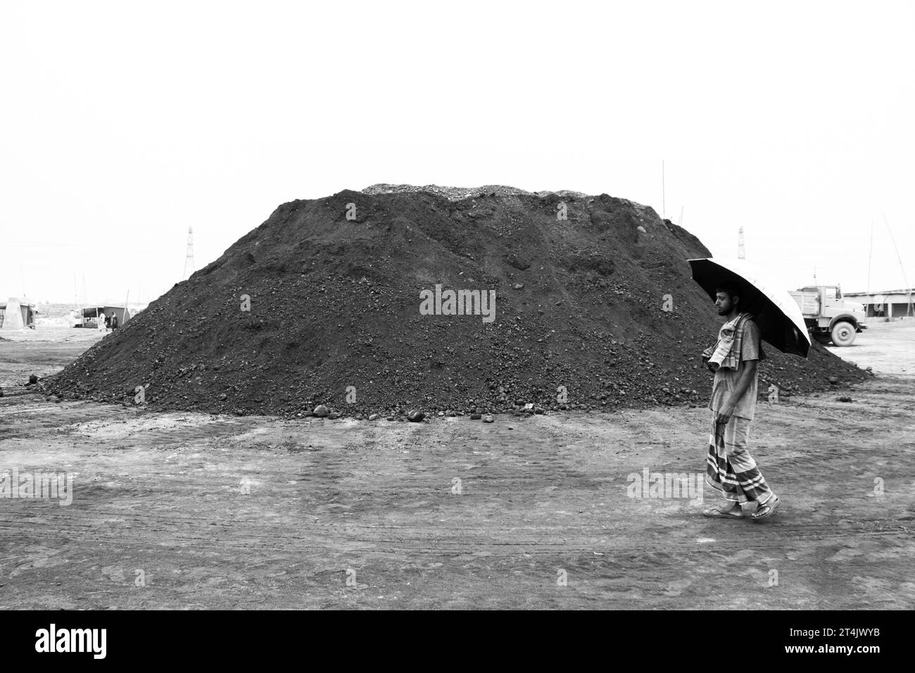Größter Kohlegeschäftsplatz in Bangladesch. Dieses Bild wurde am 29. Mai 2022 aus Gabtoli in Bangladesch aufgenommen Stockfoto