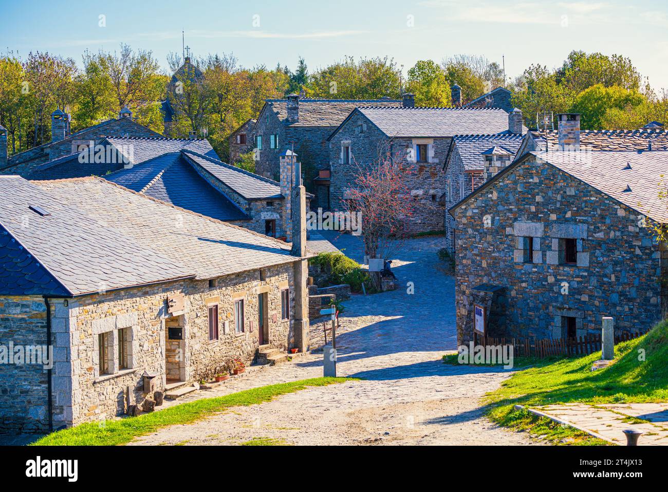 Blick auf Pedrafita do Cebreiro, ein berühmtes Wahrzeichen auf dem Jakobsweg. Stockfoto