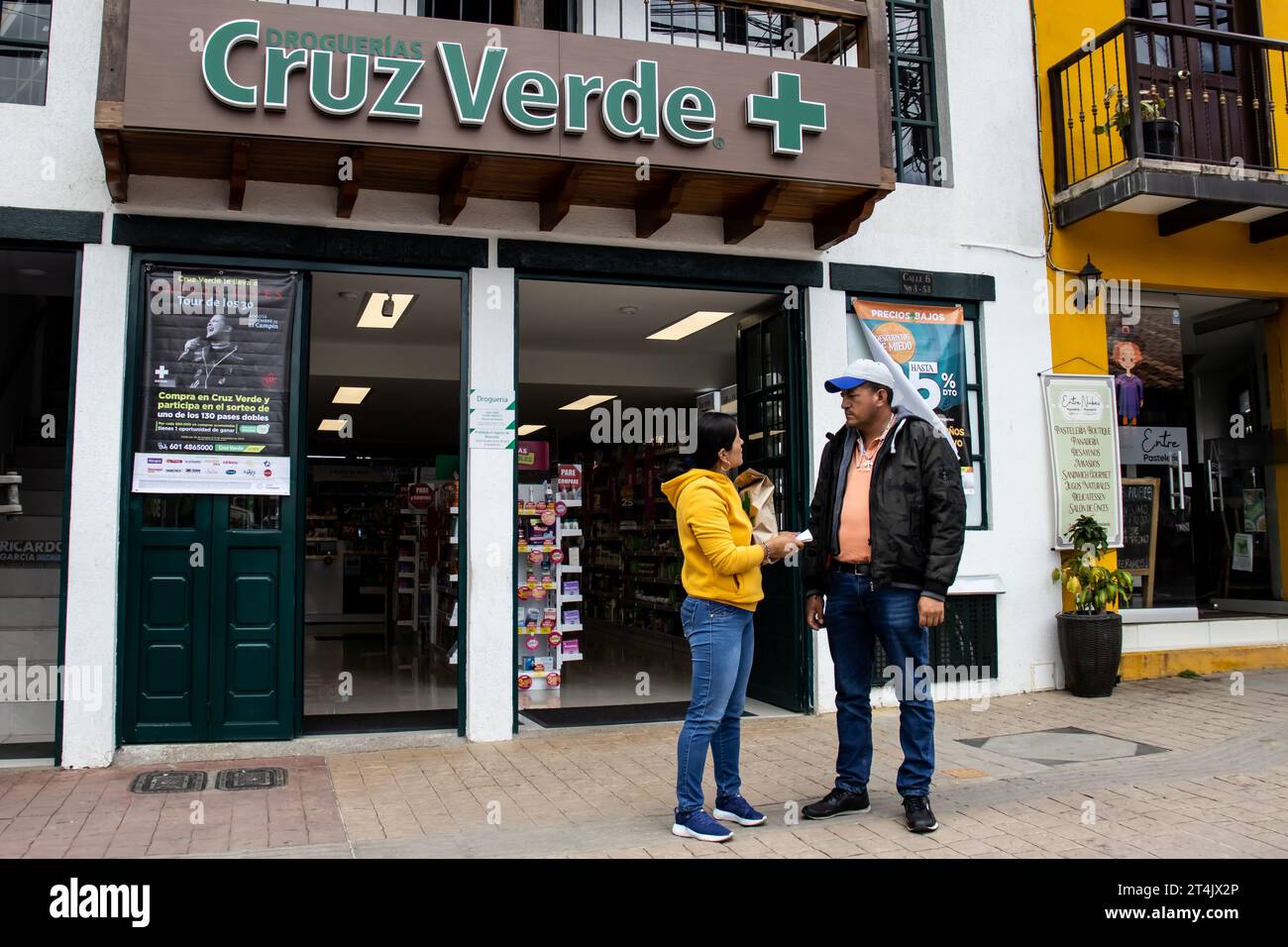 La Calera, Cundinamarca, Kolumbien - 31. Oktober 2023. Fassade der Cruz Verde Apotheke. Drogerie-Konzept. Stockfoto