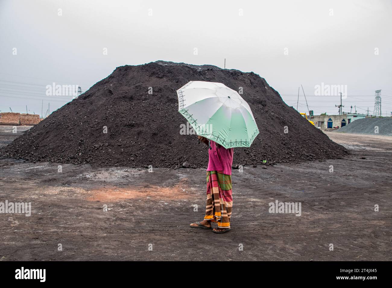 Größter Kohlegeschäftsplatz in Bangladesch. Dieses Bild wurde am 29. Mai 2022 aus Gabtoli in Bangladesch aufgenommen Stockfoto
