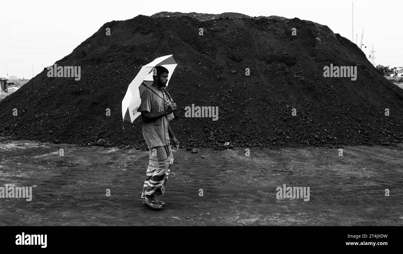 Größter Kohlegeschäftsplatz in Bangladesch. Dieses Bild wurde am 29. Mai 2022 aus Gabtoli in Bangladesch aufgenommen Stockfoto