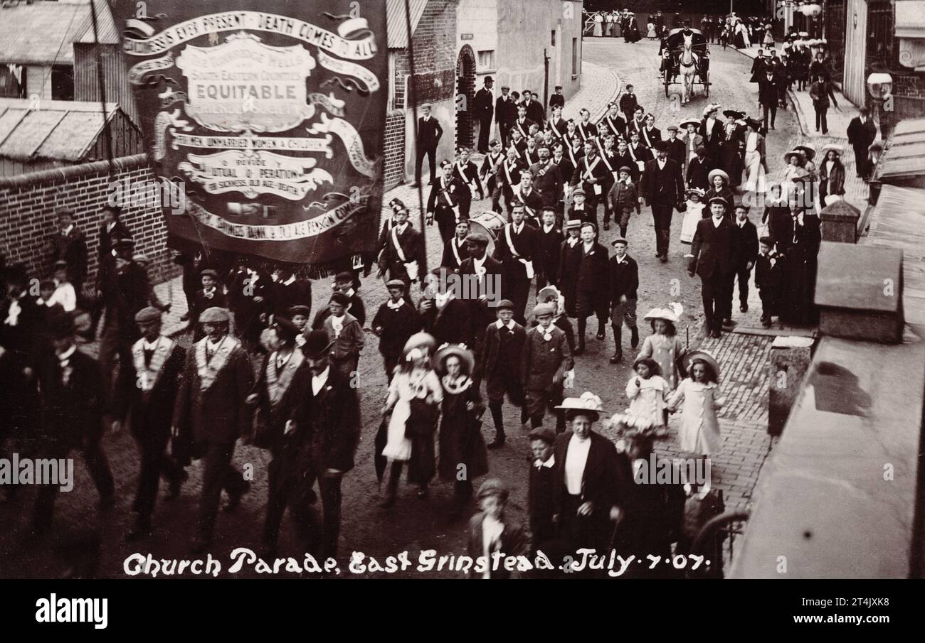 Kirchenparade, East Grinstead England, Juli 1907, Postkarte. Nicht identifizierter Fotograf Stockfoto
