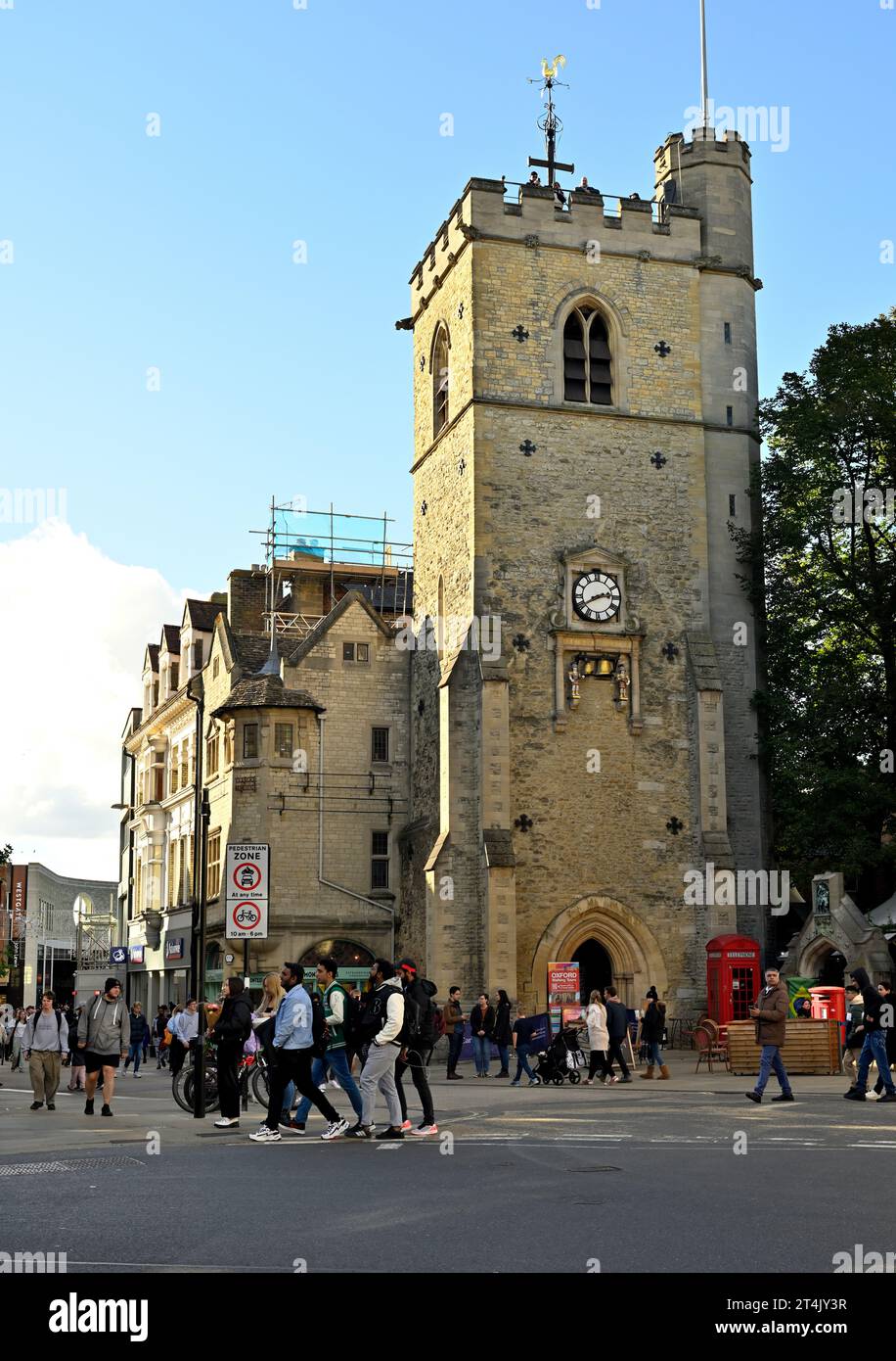 Carfax Tower, Wahrzeichen der Kirche aus dem 12. Jahrhundert im Zentrum von Oxford, Großbritannien Stockfoto